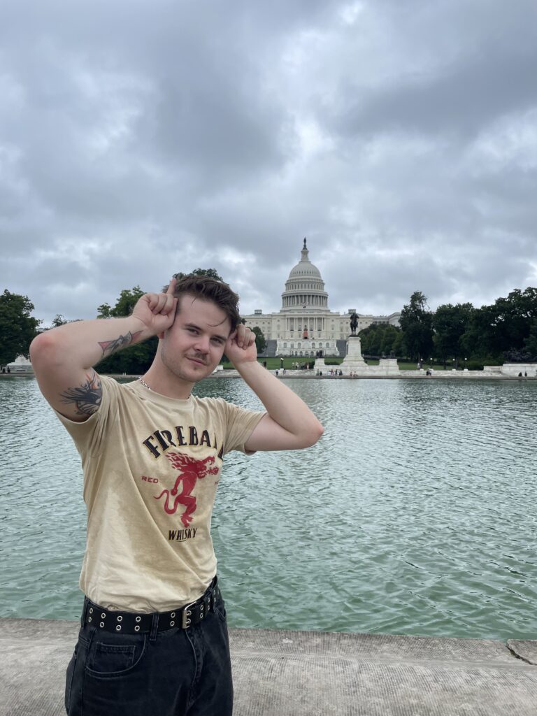 Jestem absolwentem Amerykanistyki Uniwersytetu Gdańskiego oraz nauczycielem z powołania. Na moich lekcjach chcę pokazać, że język angielski to coś więcej niż przedmiot szkolny - o czym dowiedziałem się na moich licznych wyjazdach do USA ????????